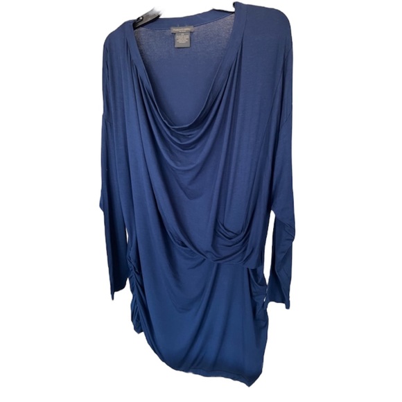 Tops - 2/$10 Fashion Essentials unique cut top great length for leggings